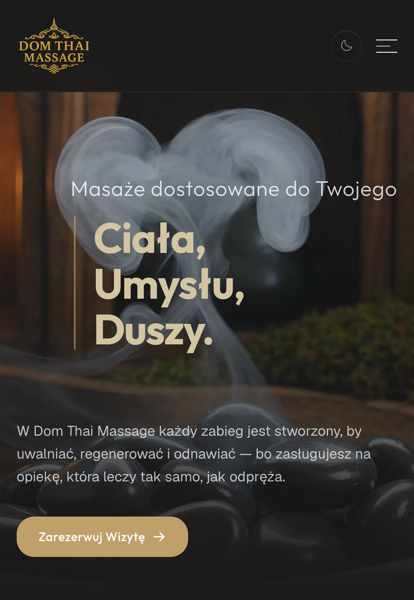 Strona salonu Dom Thai Massage — ciemny ekran powitalny ze świecą i kamieniami do masażu, hasło „Masaże dostosowane do Twojego ciała, umysłu, duszy” oraz przycisk rezerwacji wizyty.